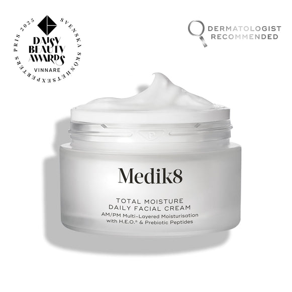 An open frosted glass jar of Medik8 Total Moisture Daily Facial Cream with a peak of white cream on top, set against a clean white background. Badges in the top corners indicate it is a "Daisy Beauty Awards Vinnare 2025" (Winner) and "Dermatologist Recommended."-hover-20